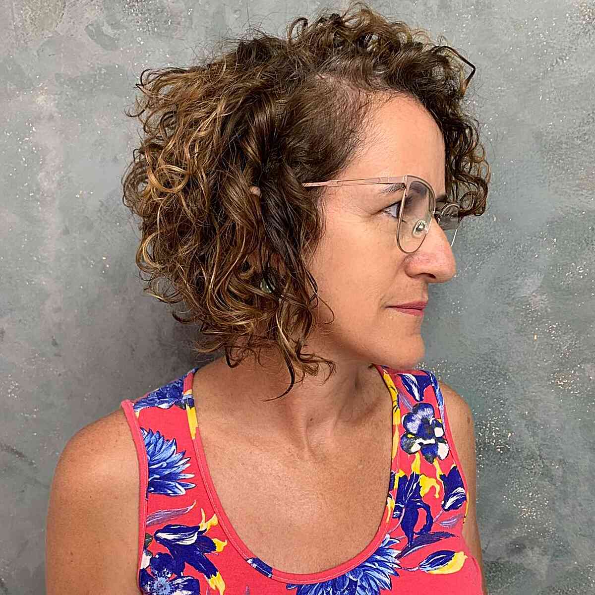 Penteados curtos e cacheados para mulheres maduras:conselhos e estilos de especialistas 