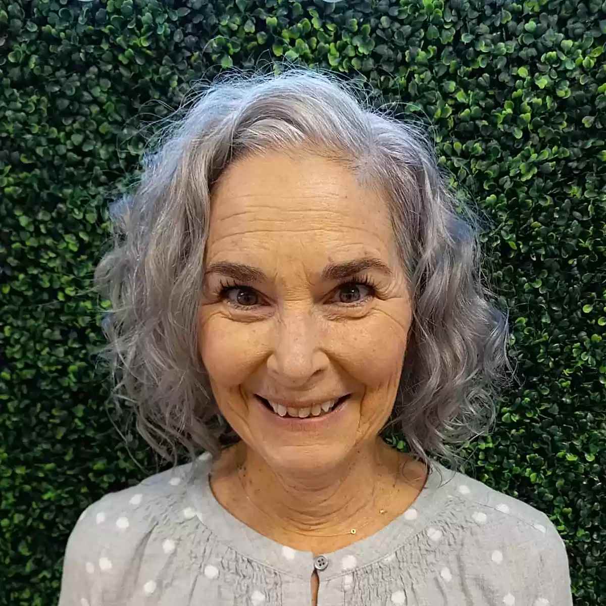 Penteados curtos e cacheados para mulheres maduras:conselhos e estilos de especialistas 