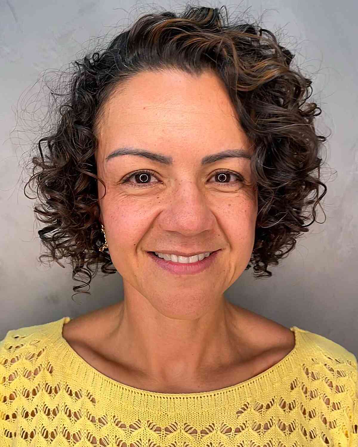 Penteados curtos e cacheados para mulheres maduras:conselhos e estilos de especialistas 