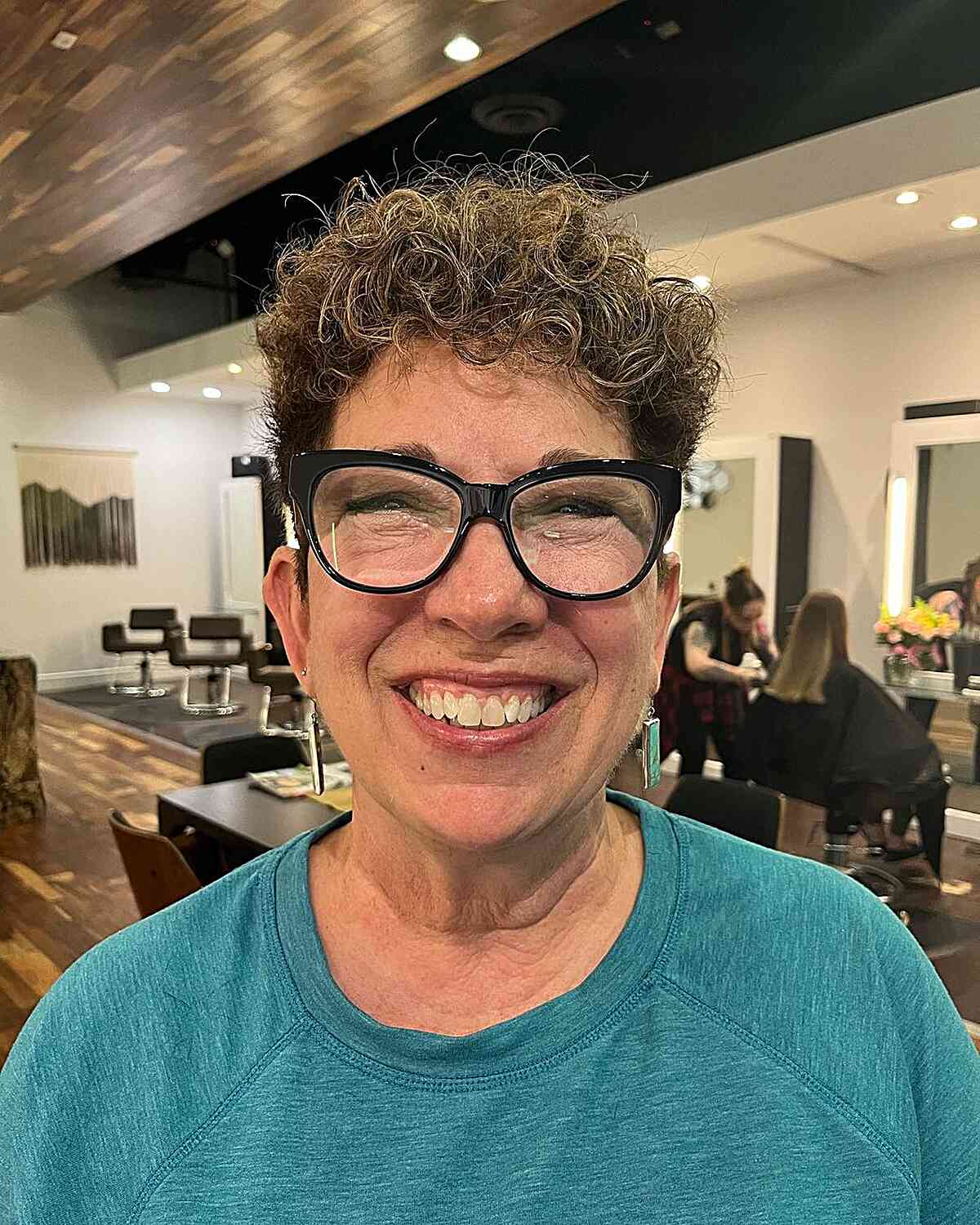 Penteados curtos e cacheados para mulheres maduras:conselhos e estilos de especialistas 