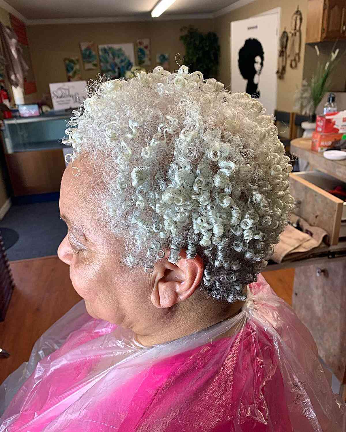 Penteados curtos e cacheados para mulheres maduras:conselhos e estilos de especialistas 