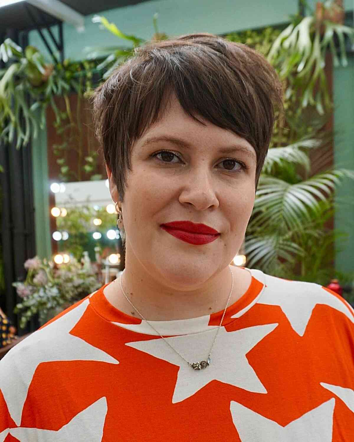 Os melhores cortes de cabelo curtos para rostos inteiros:estilos de emagrecimento e dicas de especialistas 