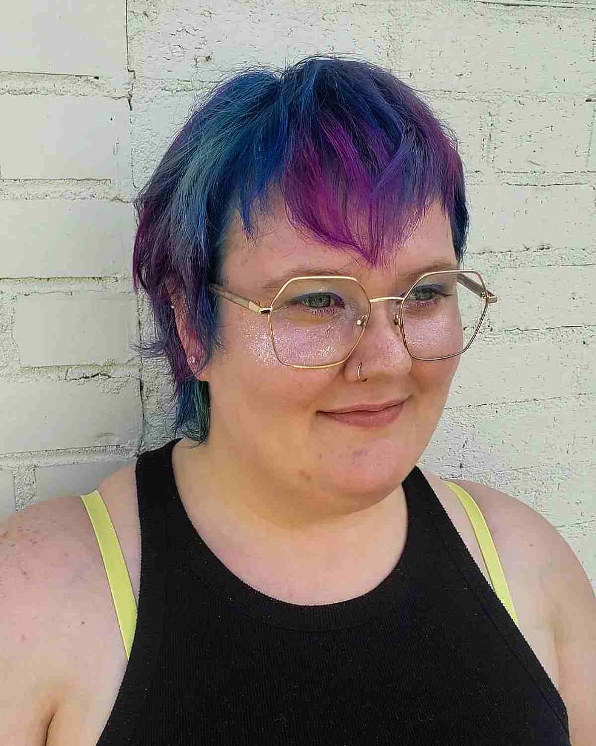 Os melhores cortes de cabelo curtos para rostos inteiros:estilos de emagrecimento e dicas de especialistas 