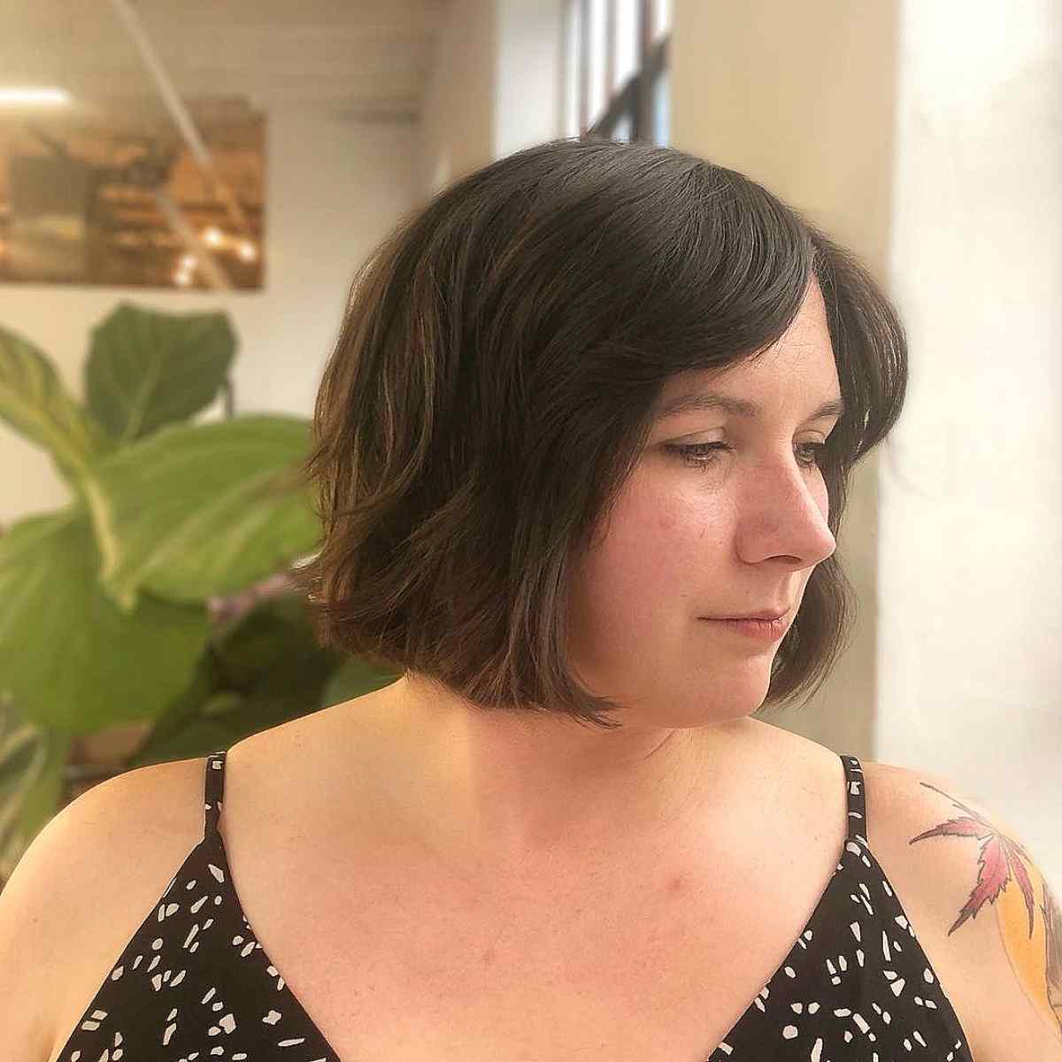 Os melhores cortes de cabelo curtos para rostos inteiros:estilos de emagrecimento e dicas de especialistas 
