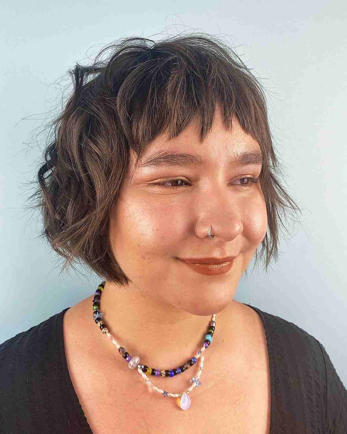 Os melhores cortes de cabelo curtos para rostos inteiros:estilos de emagrecimento e dicas de especialistas 