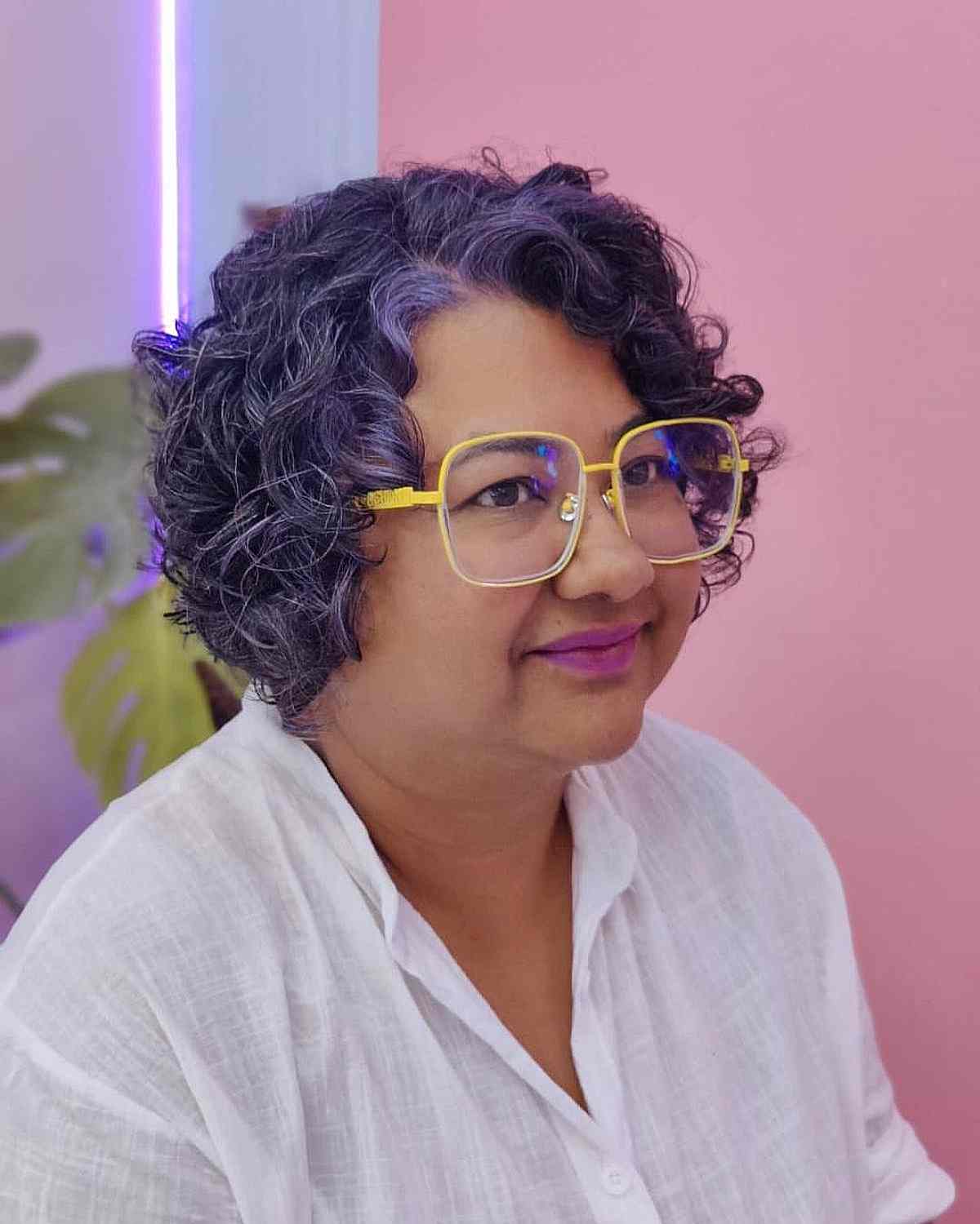 Os melhores cortes de cabelo curtos para rostos inteiros:estilos de emagrecimento e dicas de especialistas 