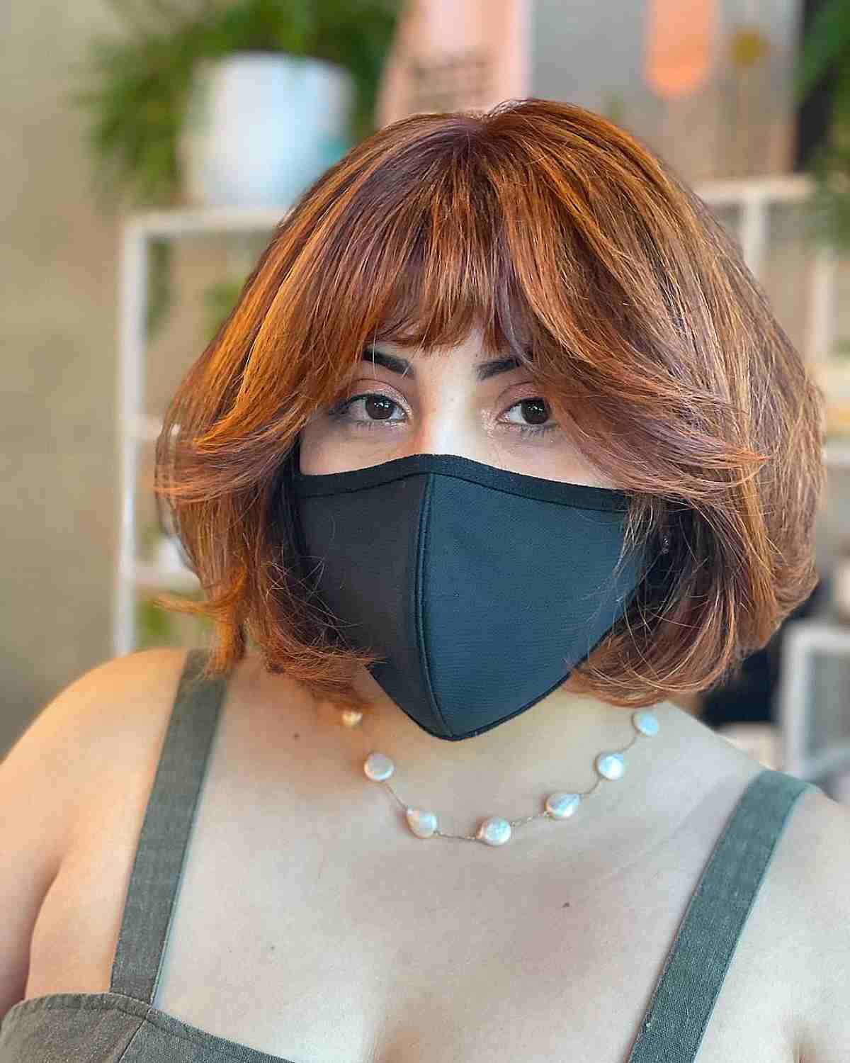 Os melhores cortes de cabelo curtos para rostos inteiros:estilos de emagrecimento e dicas de especialistas 