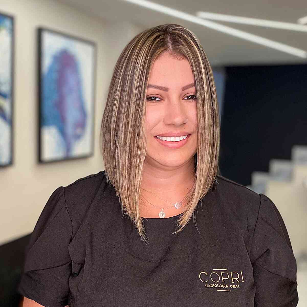 Os melhores cortes de cabelo curtos para rostos inteiros:estilos de emagrecimento e dicas de especialistas 
