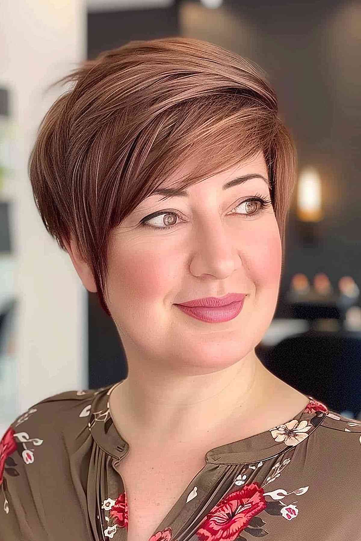 Os melhores cortes de cabelo curtos para rostos inteiros:estilos de emagrecimento e dicas de especialistas 