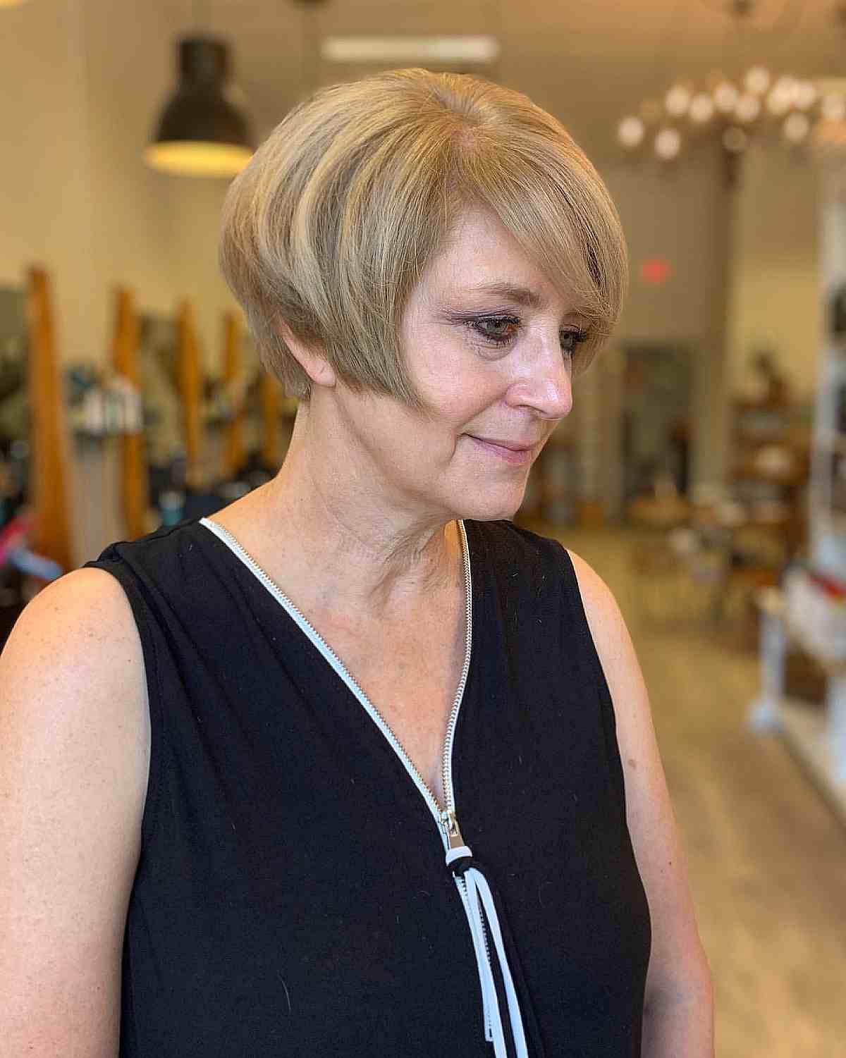 Coupes de cheveux Pixie Bob pour les femmes de plus de 50 ans :styles et volume 