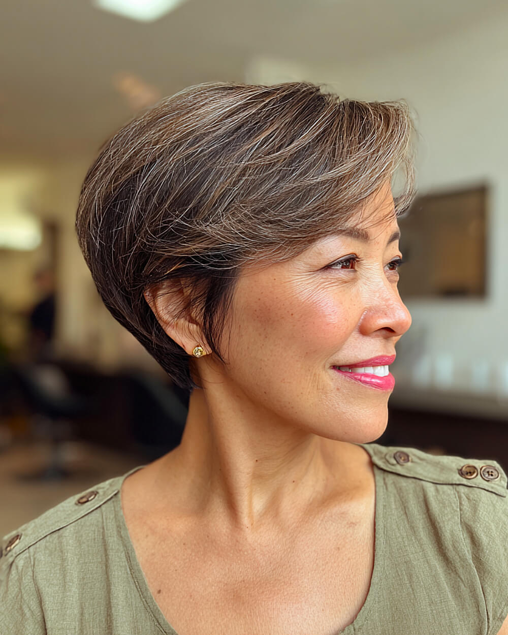 Coupes de cheveux Pixie Bob pour les femmes de plus de 50 ans :styles et volume 