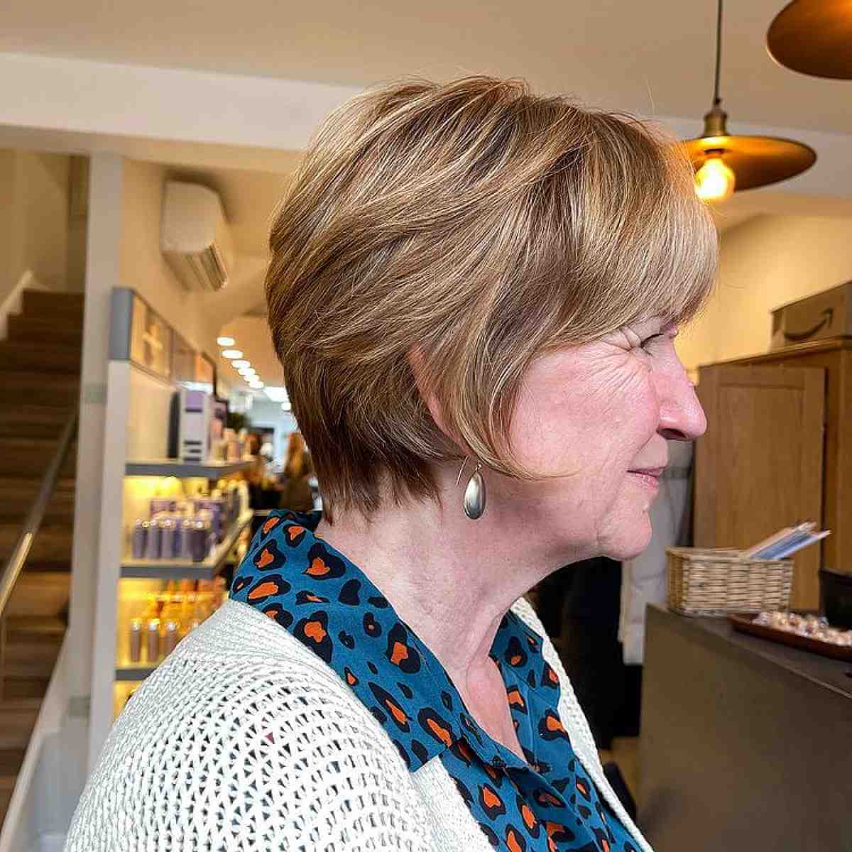 Coupes de cheveux Pixie Bob pour les femmes de plus de 50 ans :styles et volume 