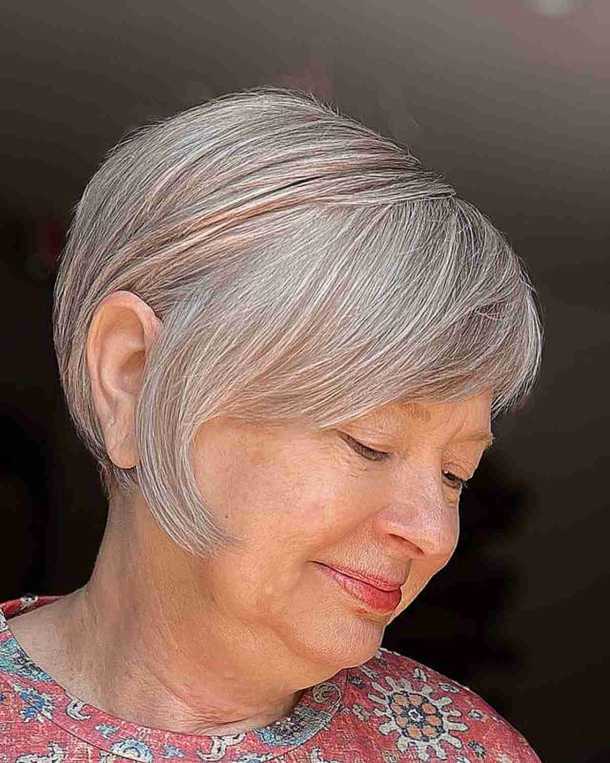 Coupes de cheveux Pixie Bob pour les femmes de plus de 50 ans :styles et volume 