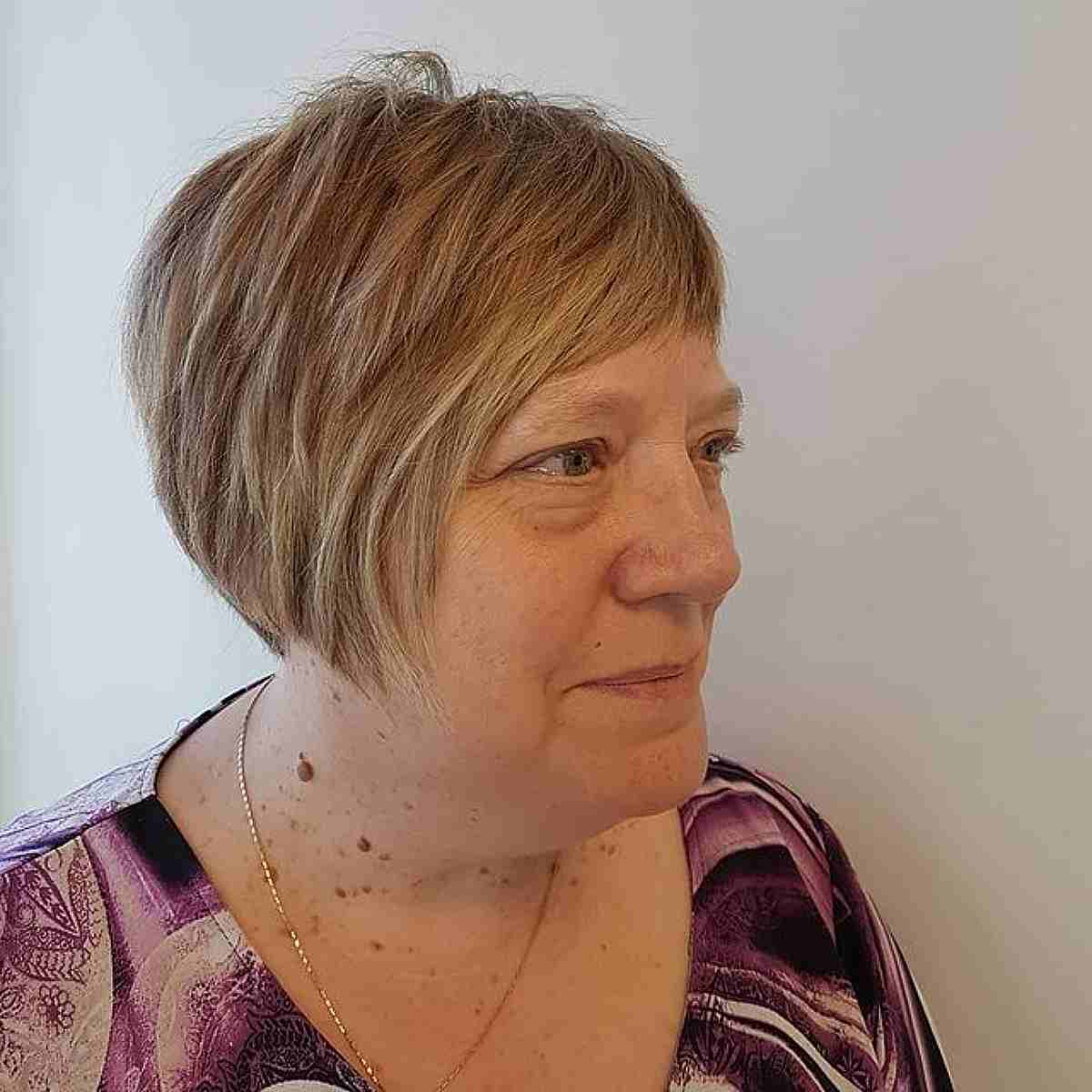 Coupes de cheveux Pixie Bob pour les femmes de plus de 50 ans :styles et volume 