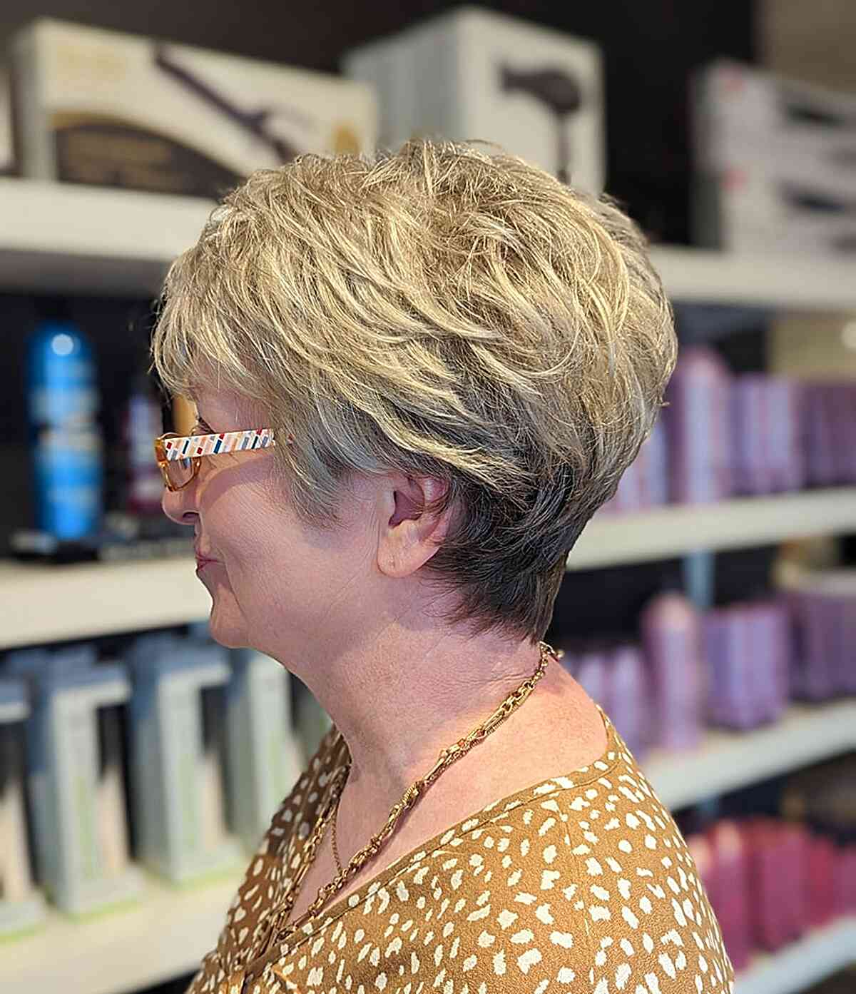 Coupes de cheveux Pixie Bob pour les femmes de plus de 50 ans :styles et volume 
