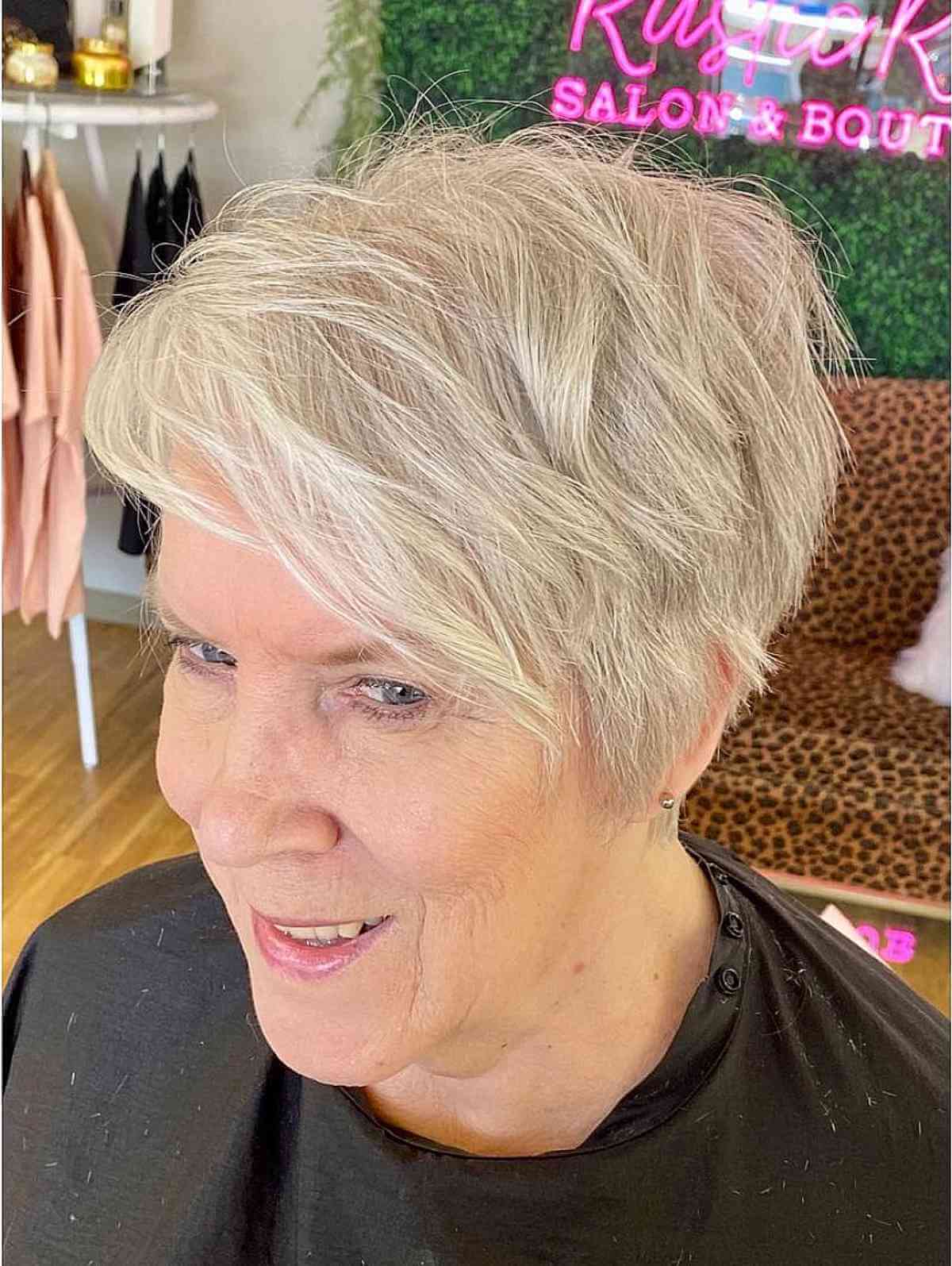 Coupes longues Pixie pour les femmes de plus de 60 ans :idées élégantes et flatteuses pour l âge