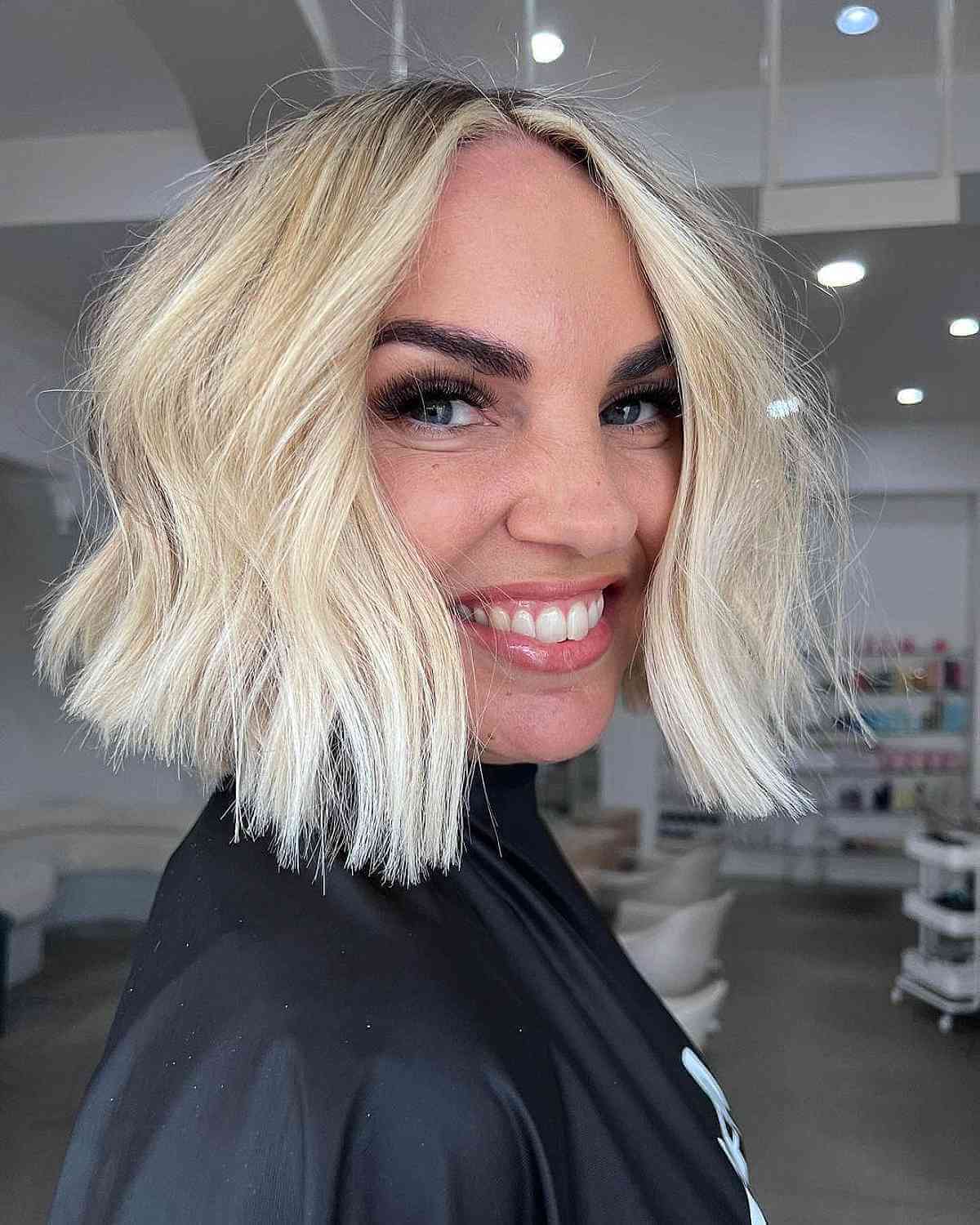 Chin-Length Blunt Bob:Stilarter, egnethed og ekspertråd 