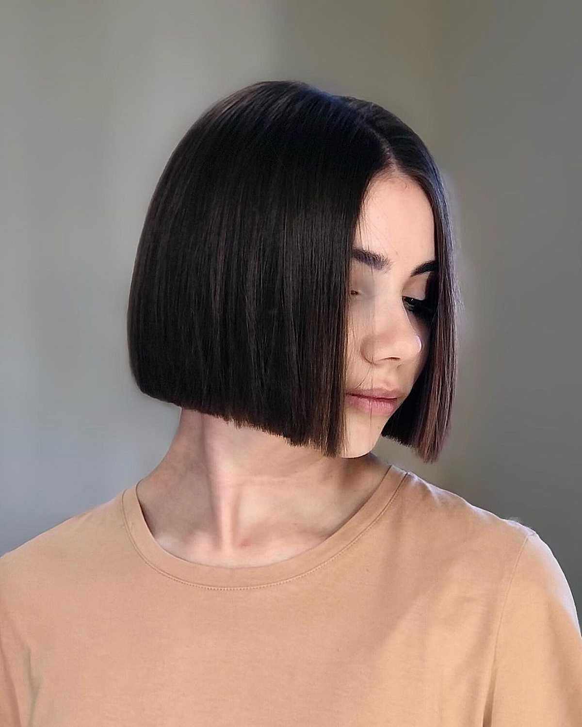 Chin-Length Blunt Bob:Stilarter, egnethed og ekspertråd 