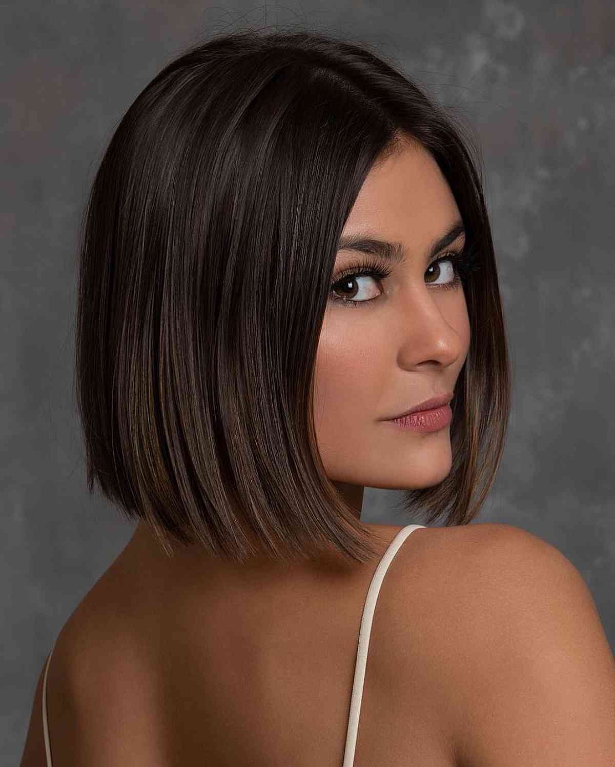 Chin-Length Blunt Bob:Stilarter, egnethed og ekspertråd 