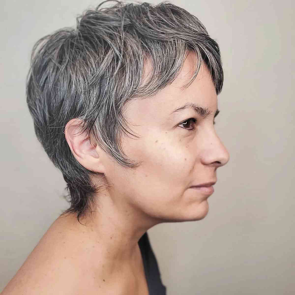 Coupes de cheveux modernes Pixie Shag pour les femmes de plus de 50 ans :styles et conseils
