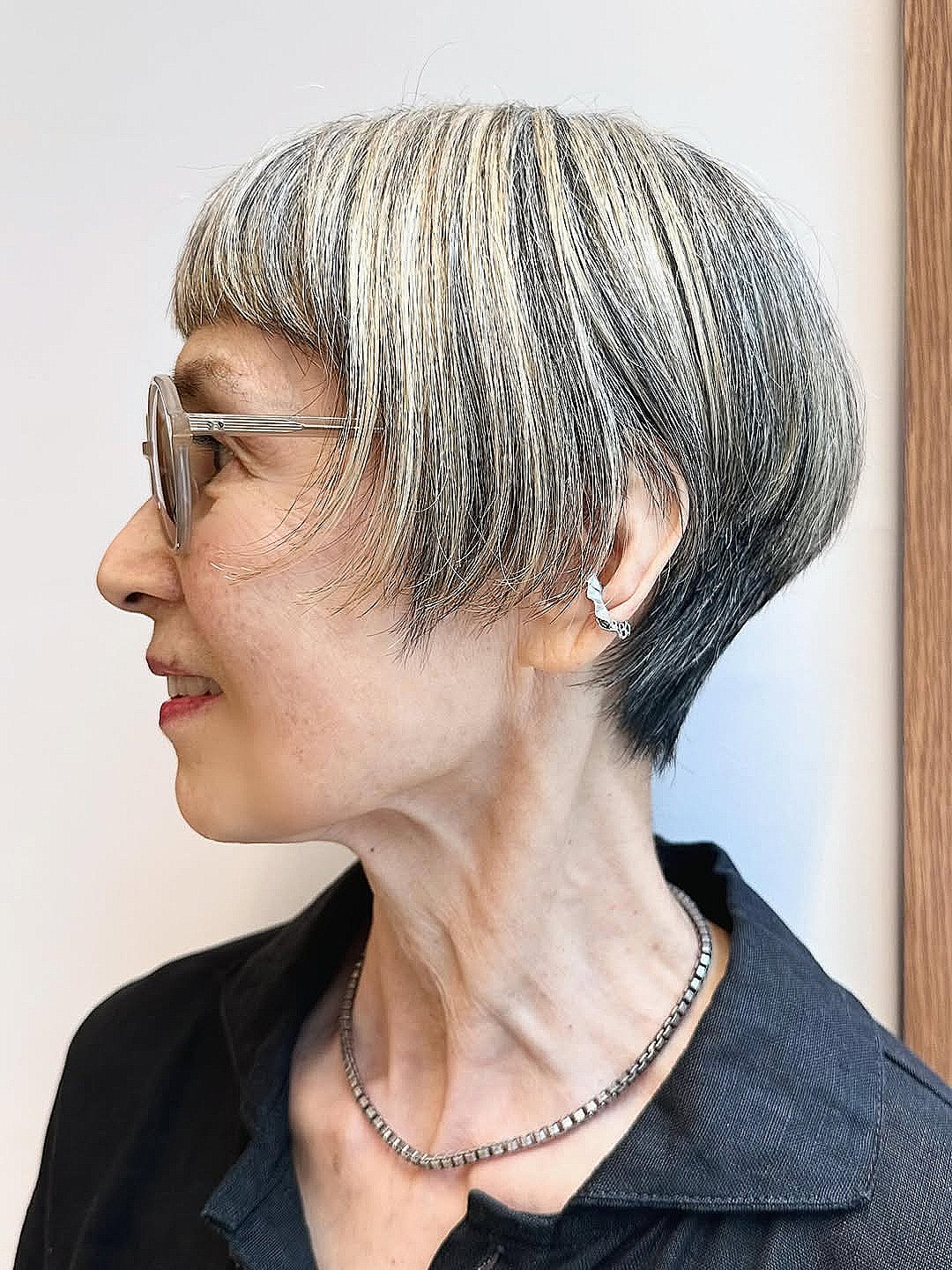 Coupes Pixie élégantes pour les femmes de plus de 60 ans avec des lunettes | Tendances capillaires