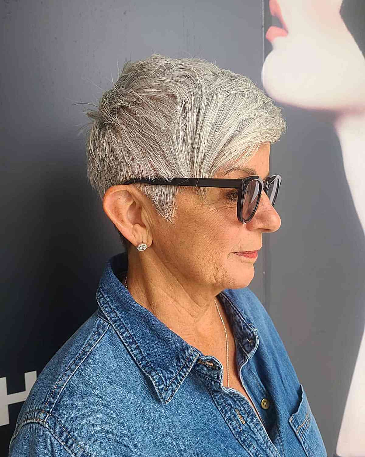 Coupes Pixie élégantes pour les femmes de plus de 60 ans avec des lunettes | Tendances capillaires