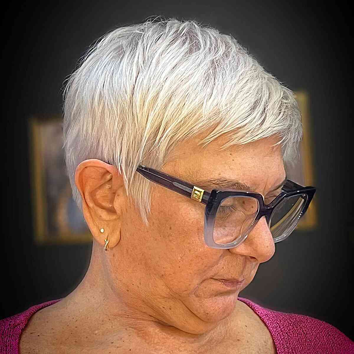 Coupes Pixie élégantes pour les femmes de plus de 60 ans avec des lunettes | Tendances capillaires
