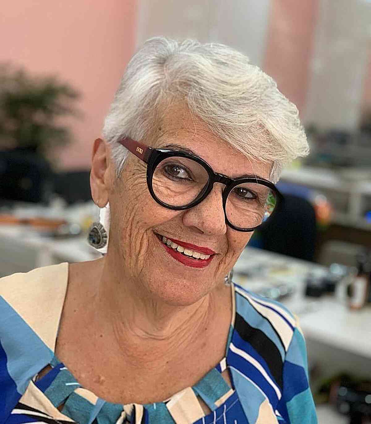 Coupes Pixie élégantes pour les femmes de plus de 60 ans avec des lunettes | Tendances capillaires