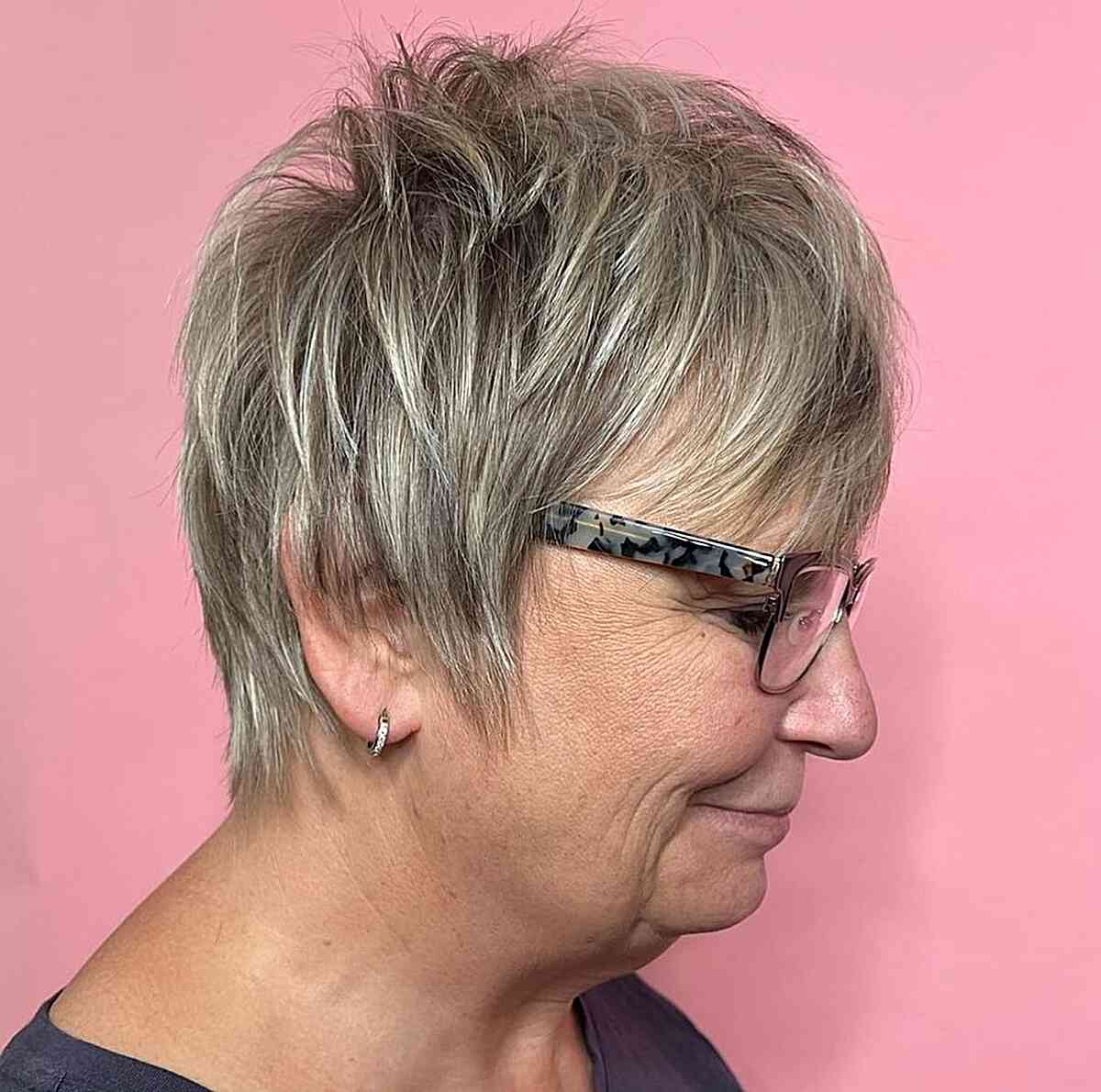 Coupes Pixie élégantes pour les femmes de plus de 60 ans avec des lunettes | Tendances capillaires