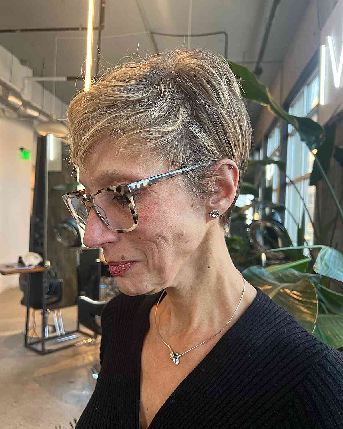 Coupes Pixie élégantes pour les femmes de plus de 60 ans avec des lunettes | Tendances capillaires