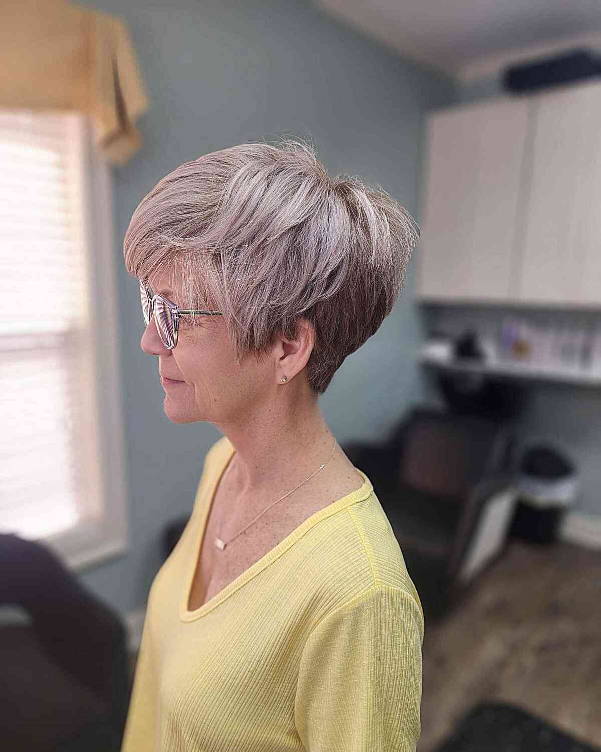 Coupes Pixie élégantes pour les femmes de plus de 60 ans avec des lunettes | Tendances capillaires