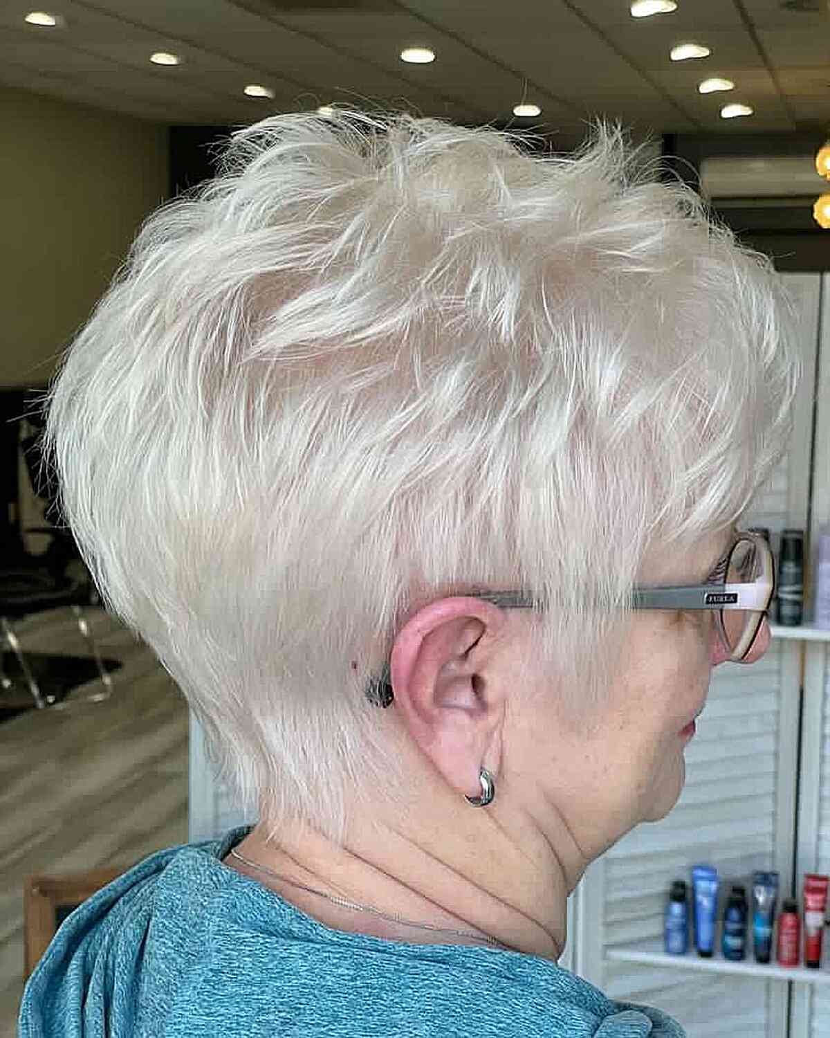 Coupes Pixie élégantes pour les femmes de plus de 60 ans avec des lunettes | Tendances capillaires