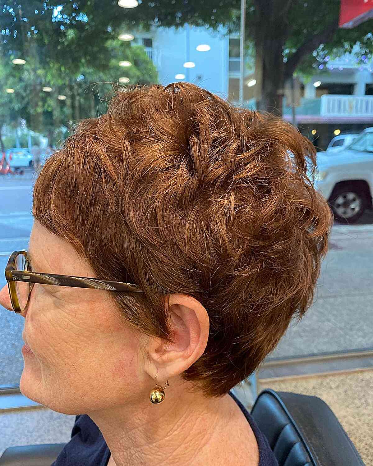 Coupes Pixie élégantes pour les femmes de plus de 60 ans avec des lunettes | Tendances capillaires