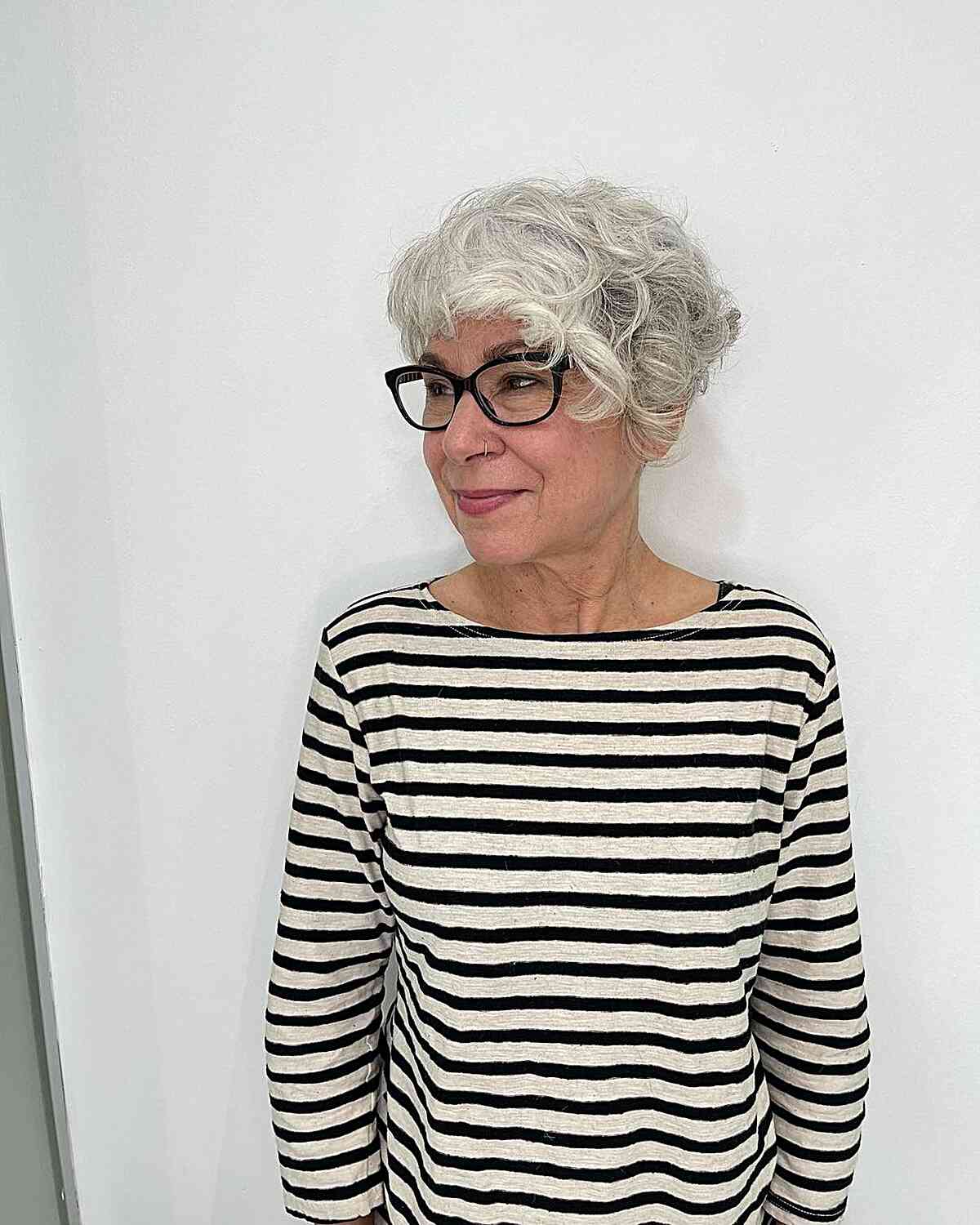 Coupes Pixie élégantes pour les femmes de plus de 60 ans avec des lunettes | Tendances capillaires