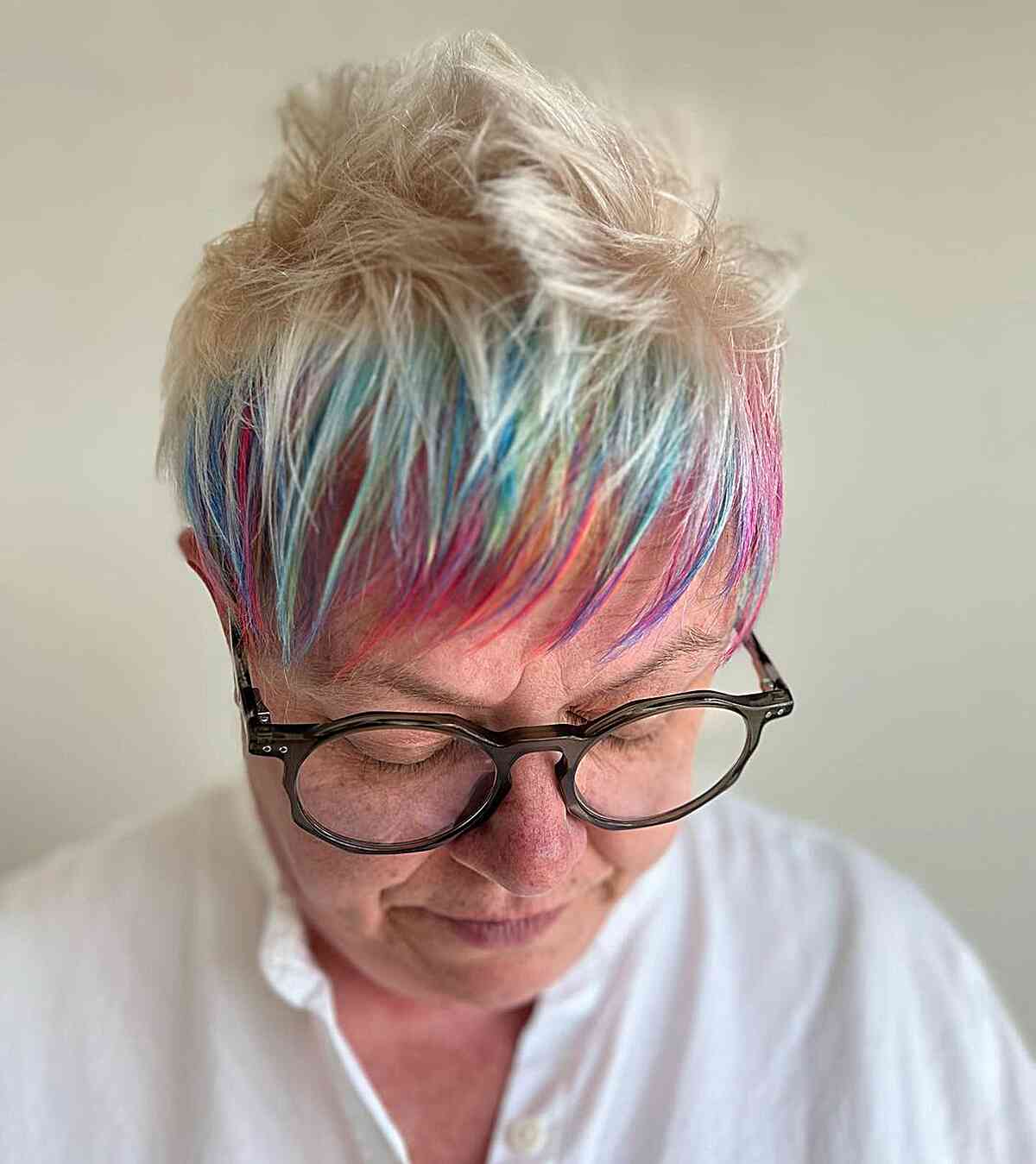 Coupes Pixie élégantes pour les femmes de plus de 60 ans avec des lunettes | Tendances capillaires