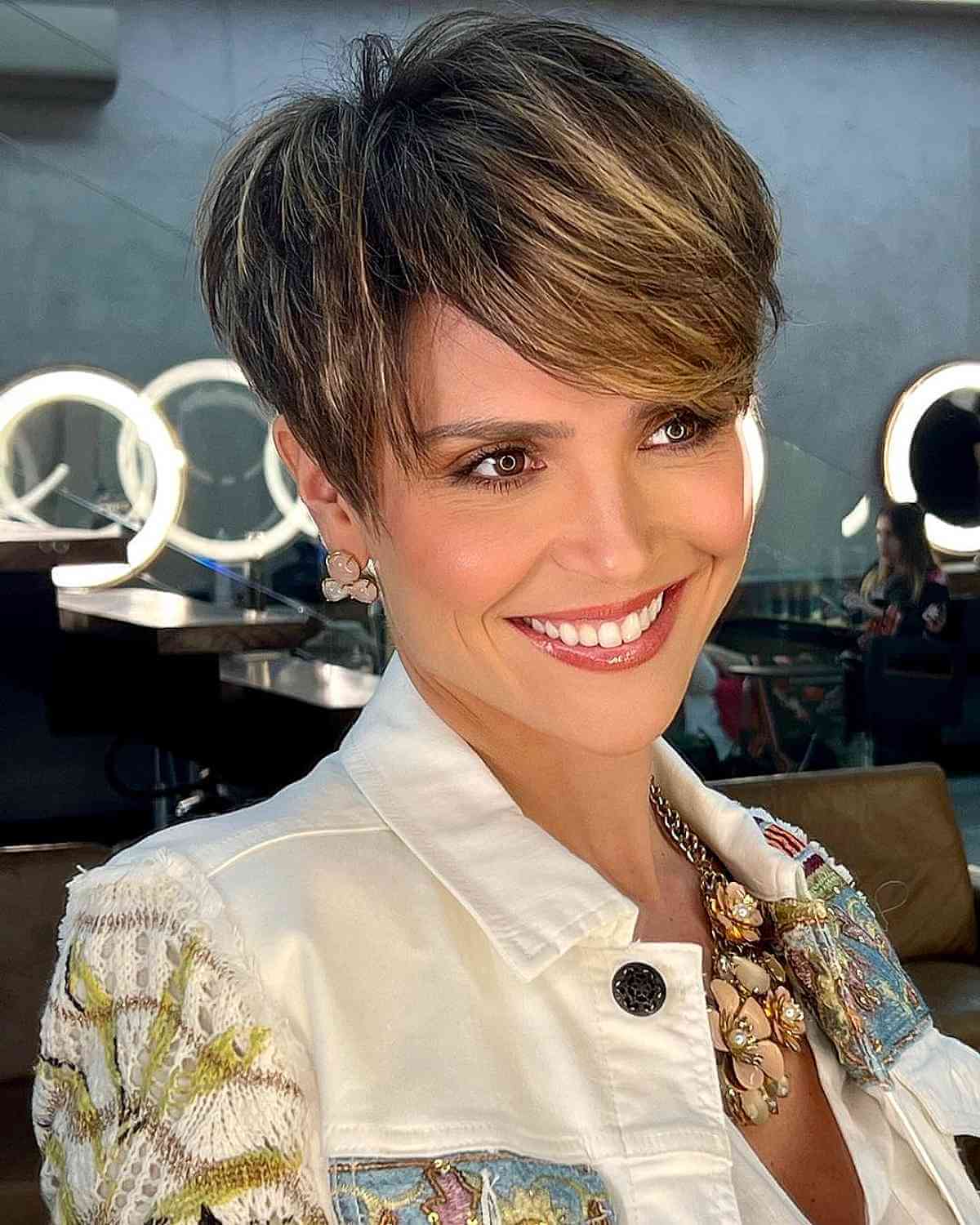 Cortes Pixie com destaques:estilos e dicas para uma aparência dimensional 