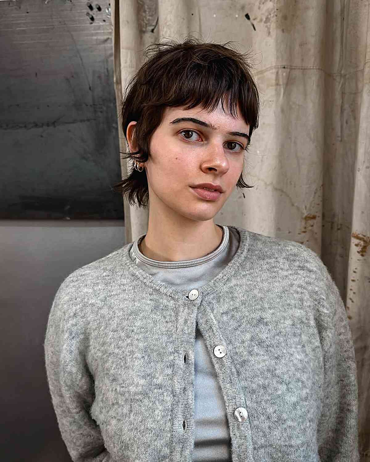 Coupes de cheveux courtes à poils longs avec frange :styles et conseils nécessitant peu d entretien