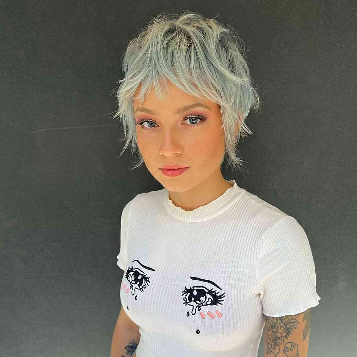 Coupes de cheveux courtes à poils longs avec frange :styles et conseils nécessitant peu d entretien