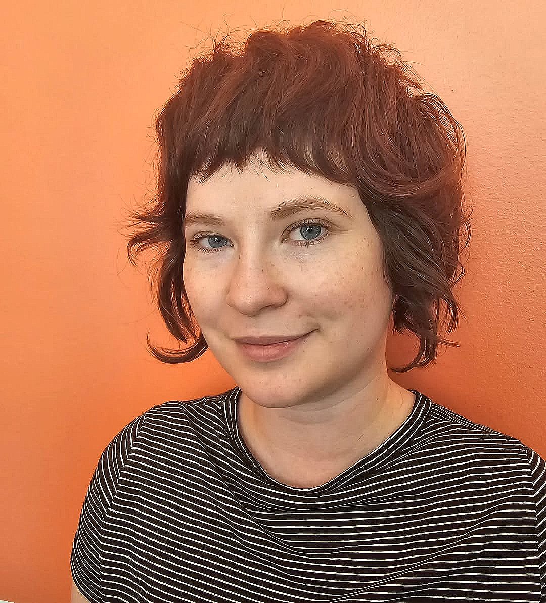 Coupes de cheveux courtes à poils longs avec frange :styles et conseils nécessitant peu d entretien