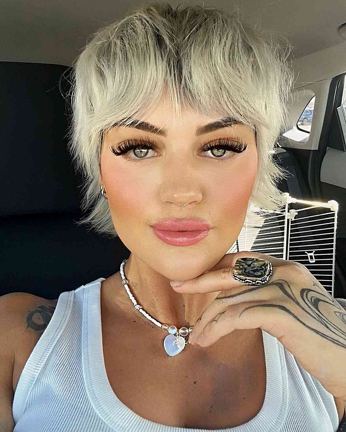 Coupes de cheveux courtes à poils longs avec frange :styles et conseils nécessitant peu d entretien