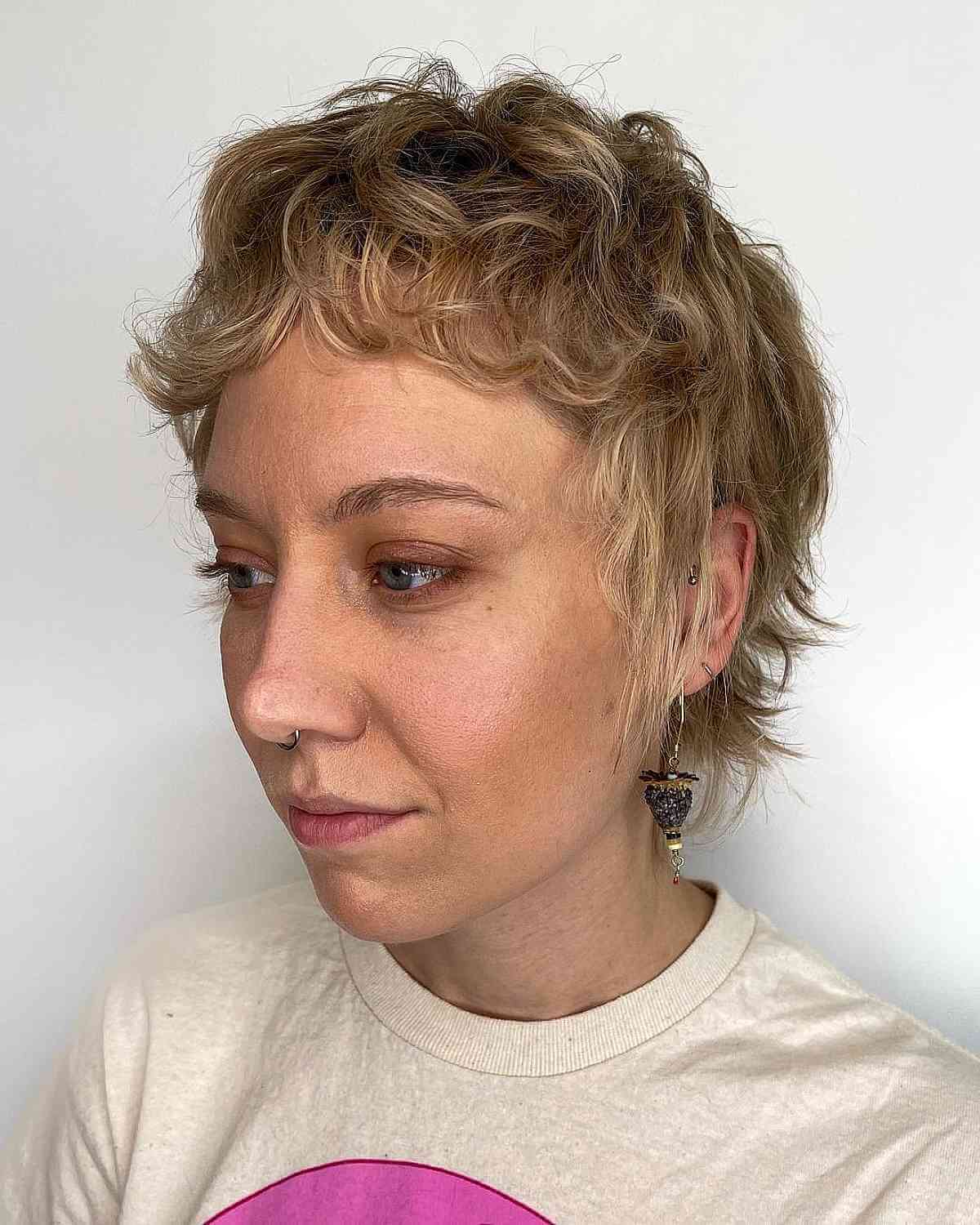Coupes de cheveux courtes à poils longs avec frange :styles et conseils nécessitant peu d entretien