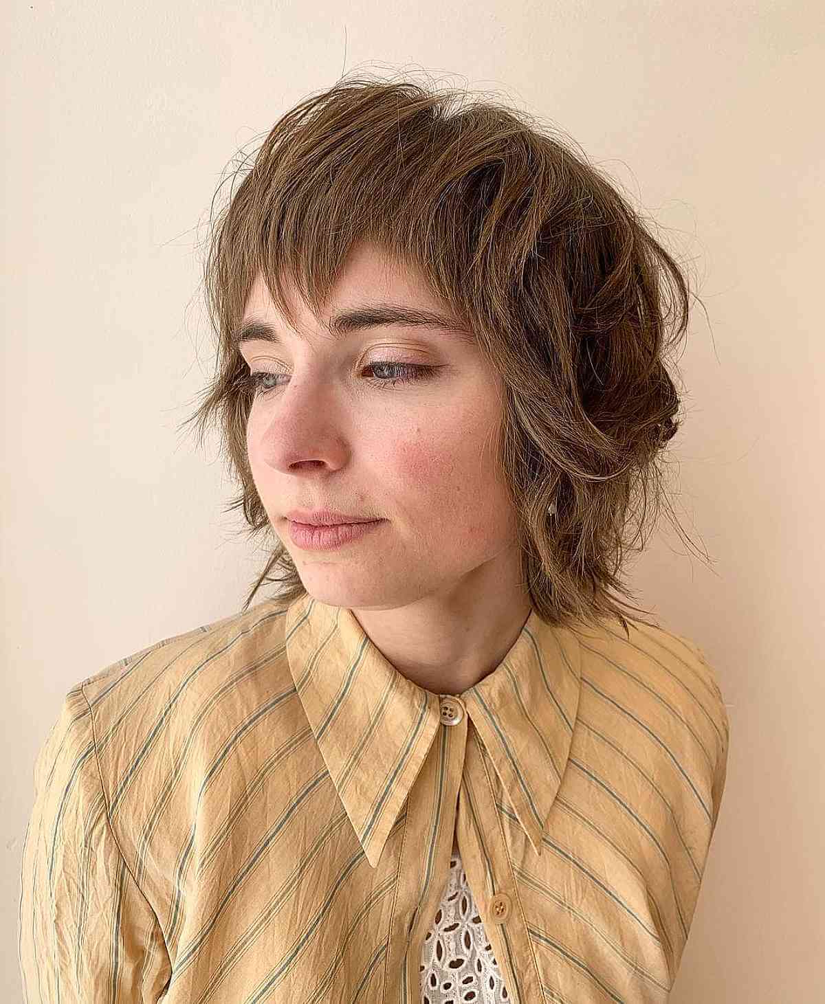 Coupes de cheveux courtes à poils longs avec frange :styles et conseils nécessitant peu d entretien