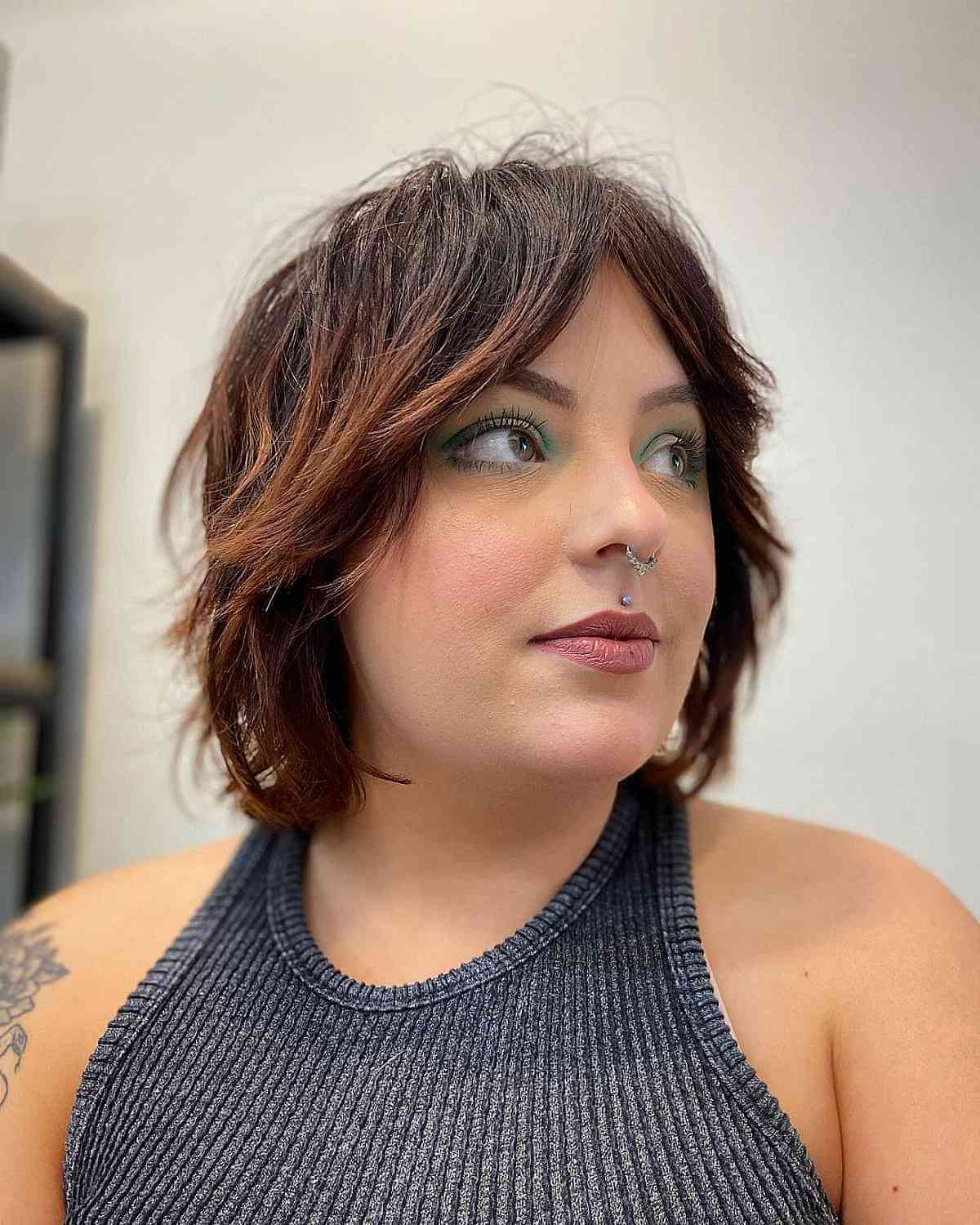 Coupes de cheveux courtes à poils longs avec frange :styles et conseils nécessitant peu d entretien