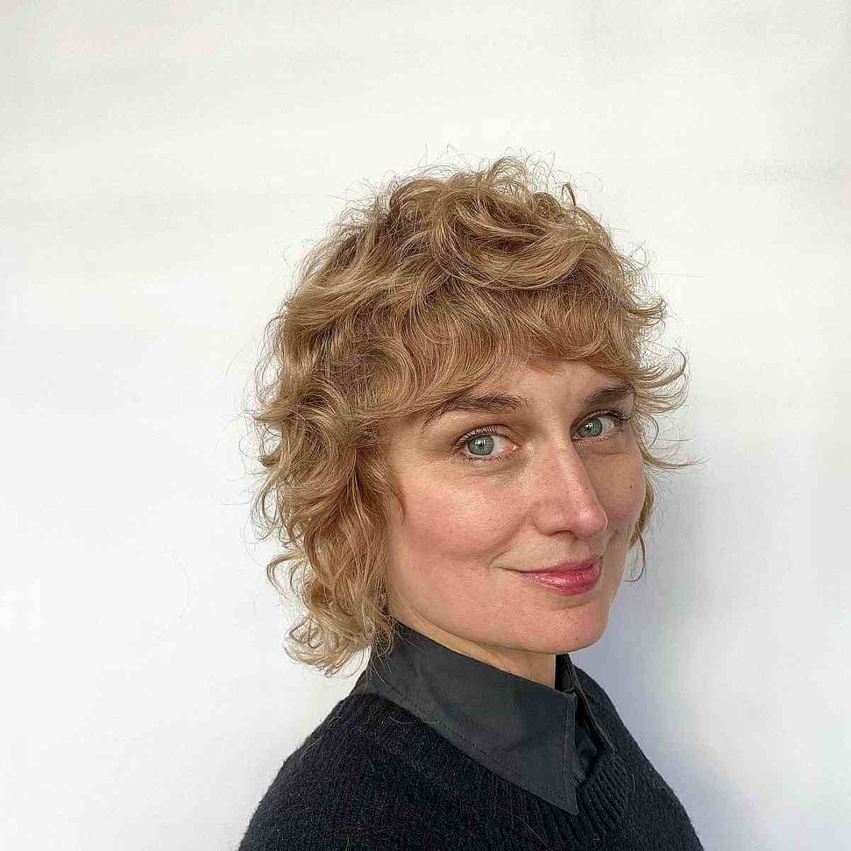 Coupes de cheveux courtes à poils longs avec frange :styles et conseils nécessitant peu d entretien