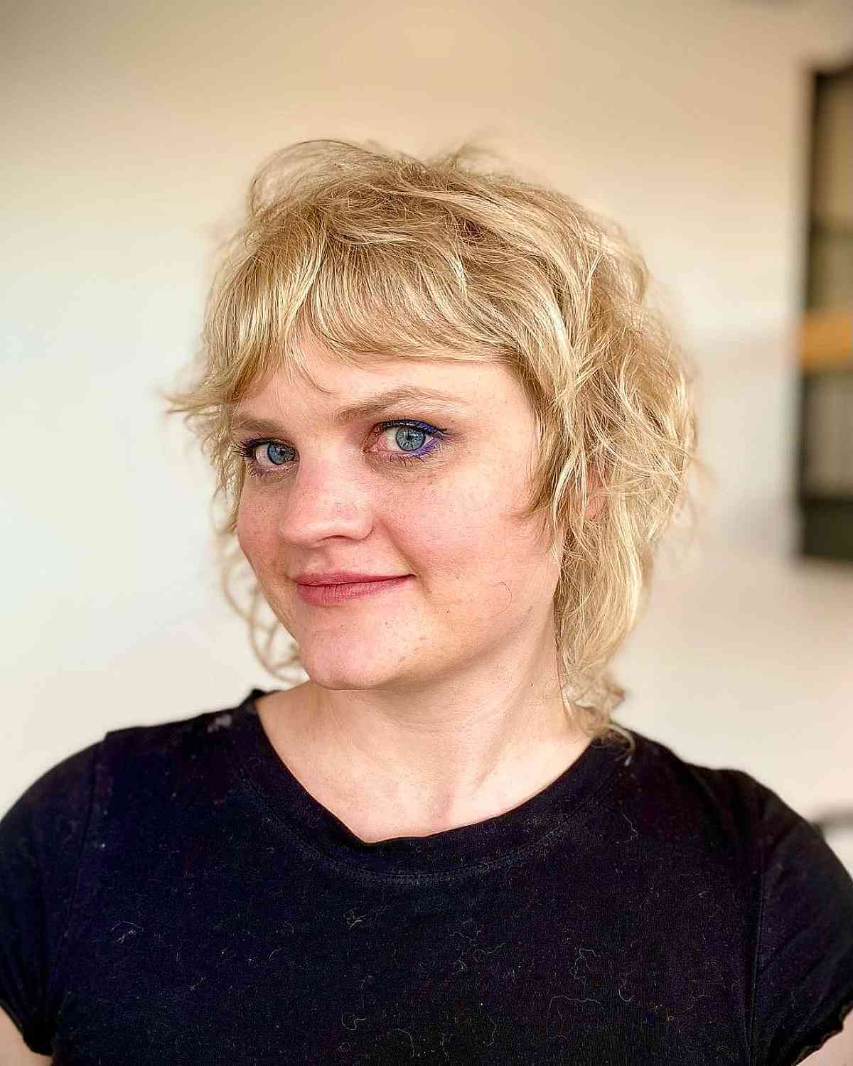 Coupes de cheveux courtes à poils longs avec frange :styles et conseils nécessitant peu d entretien