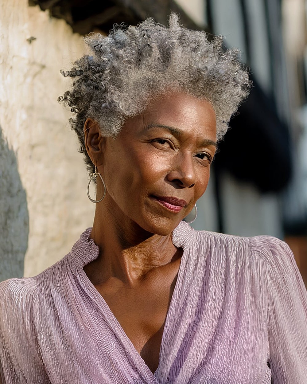 Meilleures coiffures courtes et bouclées pour cheveux gris de plus de 50 ans en 2026