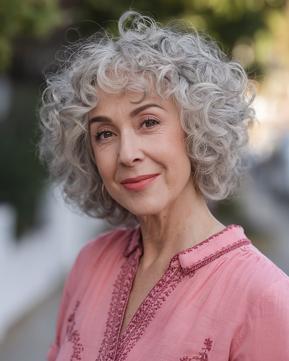 Meilleures coiffures courtes et bouclées pour cheveux gris de plus de 50 ans en 2026