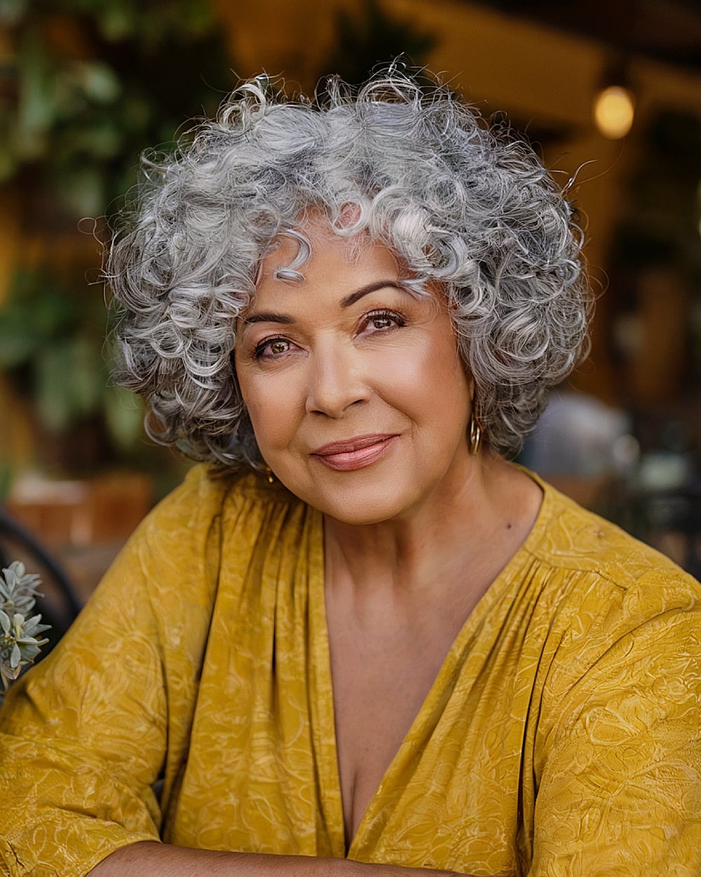 Meilleures coiffures courtes et bouclées pour cheveux gris de plus de 50 ans en 2026