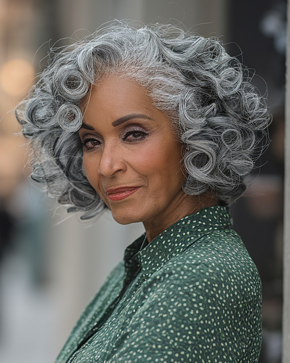 Meilleures coiffures courtes et bouclées pour cheveux gris de plus de 50 ans en 2026