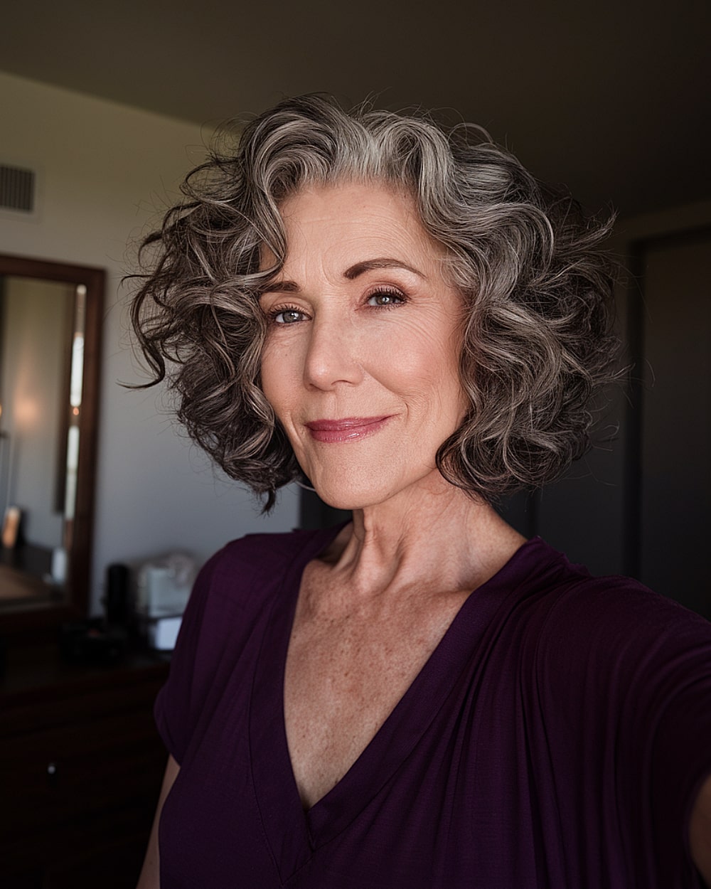 Meilleures coiffures courtes et bouclées pour cheveux gris de plus de 50 ans en 2026